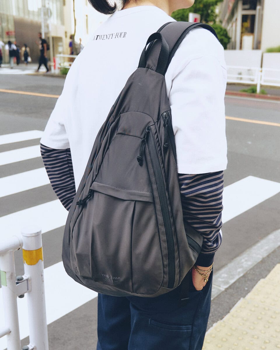 【20代スナップ＠渋谷】“動きやすい格好”の肝はヤックパックのショルダーバッグ