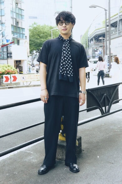 【30代スナップ@渋谷】シンプルに全身黒でまとめつつメゾン エ ヴォヤージュのスカーフでアクセントを