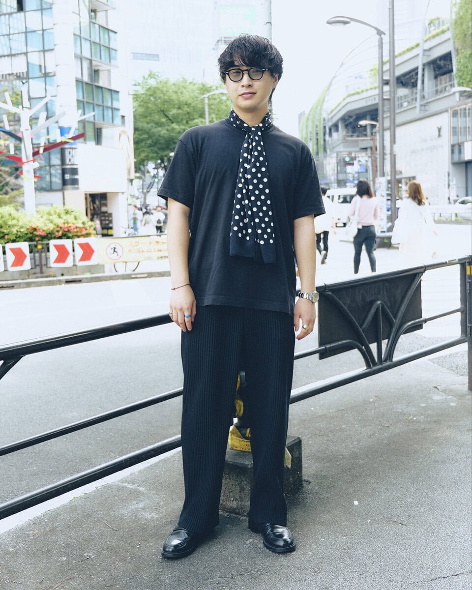 【30代スナップ@渋谷】シンプルに全身黒でまとめつつメゾン エ ヴォヤージュのスカーフでアクセントを