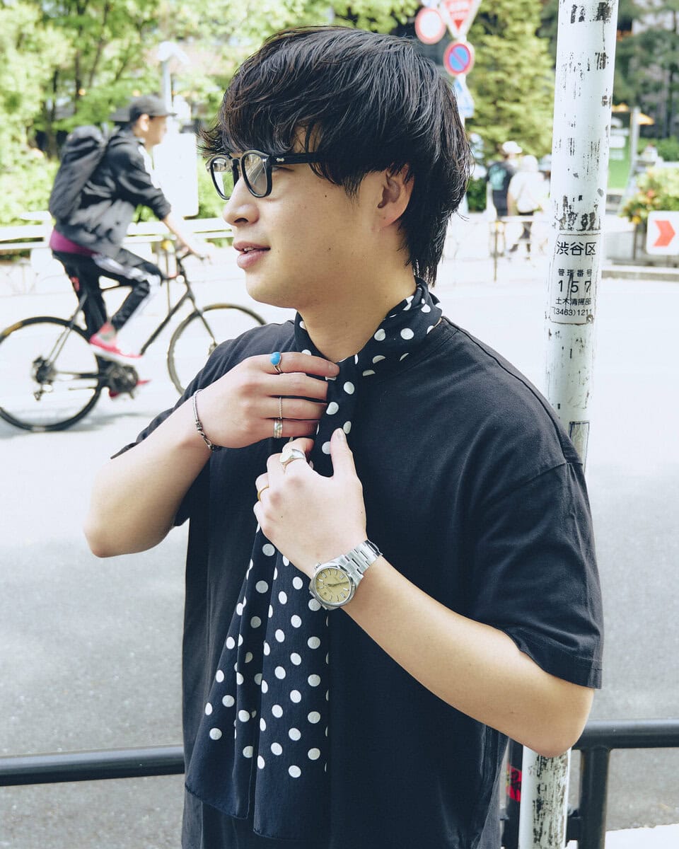 【30代スナップ@渋谷】シンプルに全身黒でまとめつつメゾン エ ヴォヤージュのスカーフでアクセントを