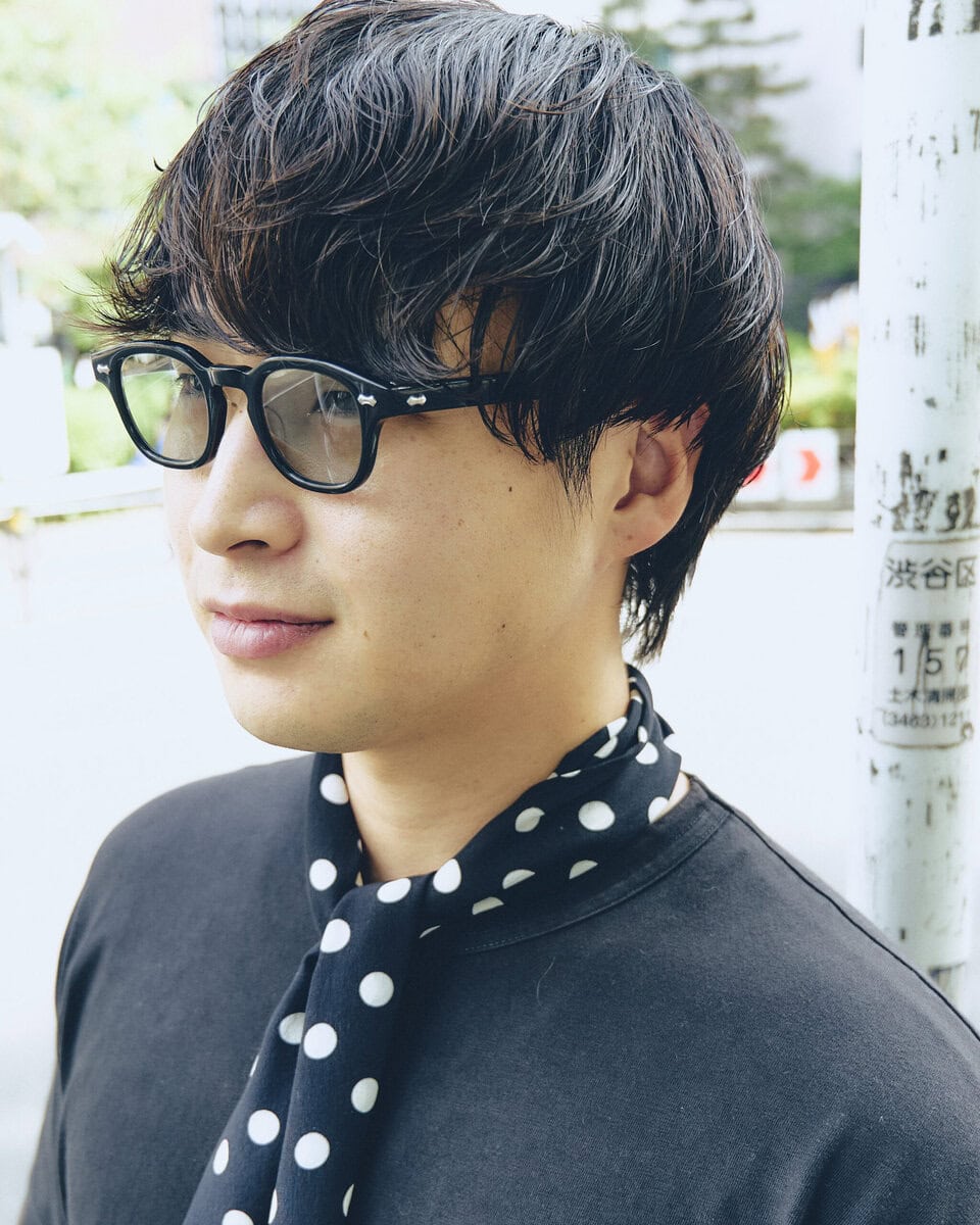 【30代スナップ@渋谷】シンプルに全身黒でまとめつつメゾン エ ヴォヤージュのスカーフでアクセントを