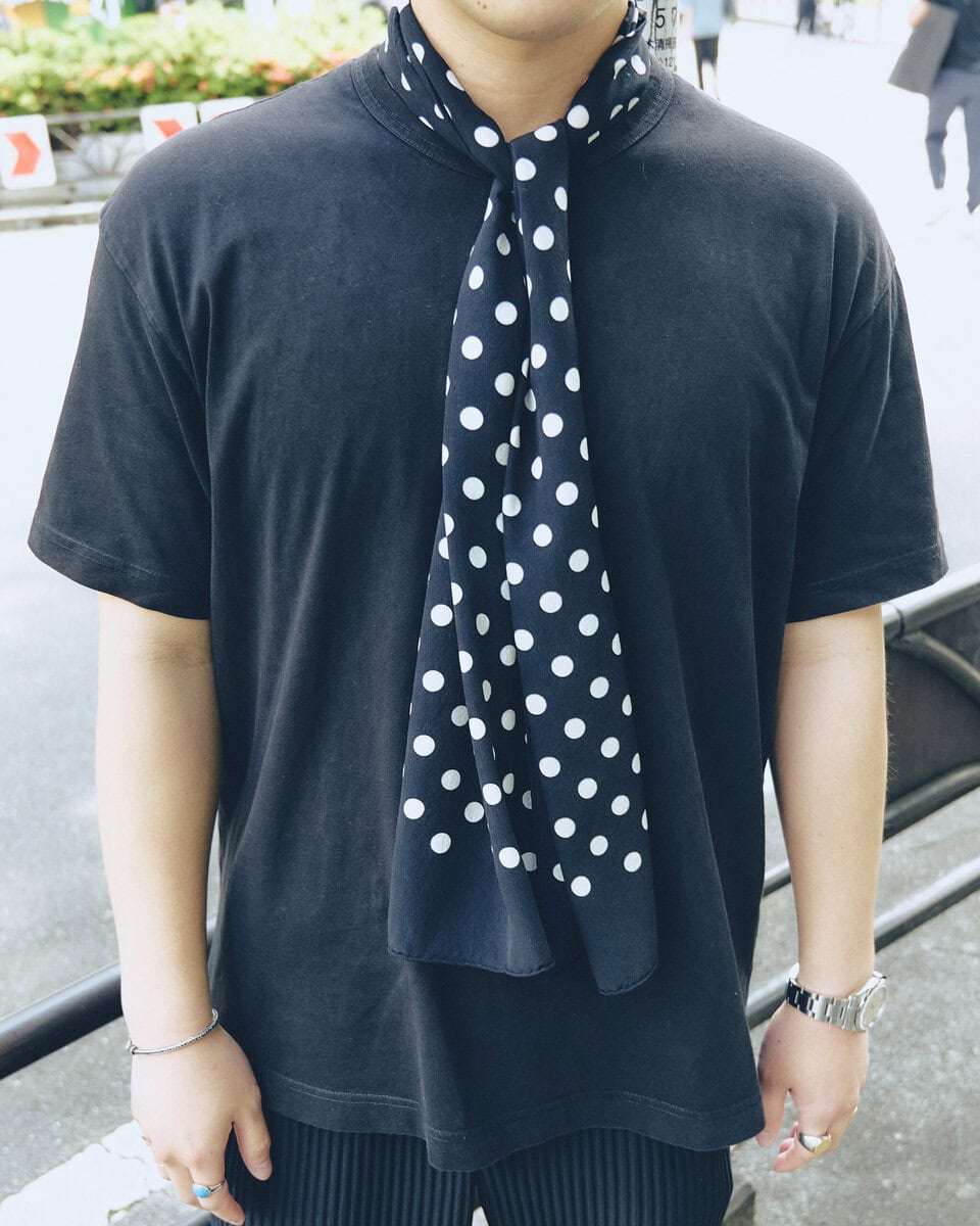 【30代スナップ@渋谷】シンプルに全身黒でまとめつつメゾン エ ヴォヤージュのスカーフでアクセントを