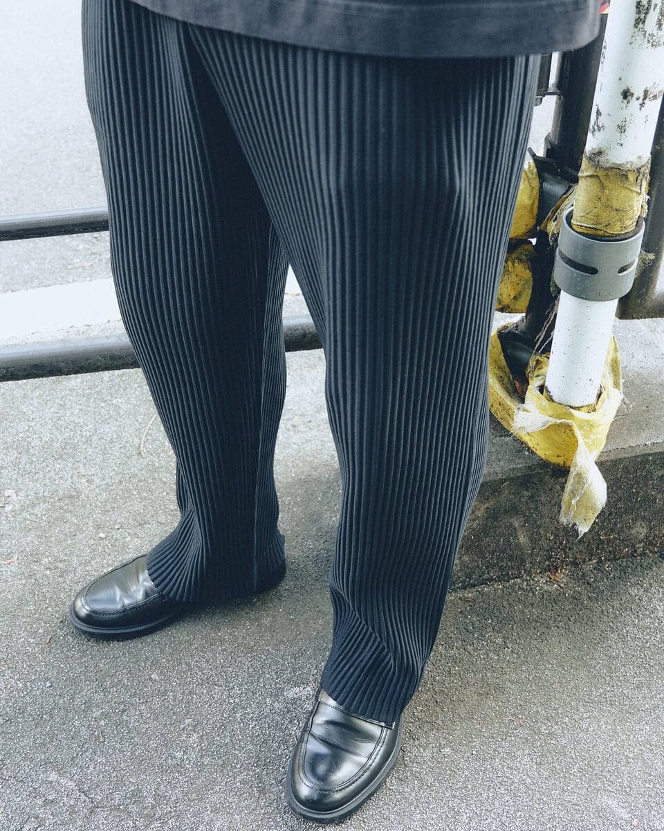 【30代スナップ@渋谷】シンプルに全身黒でまとめつつメゾン エ ヴォヤージュのスカーフでアクセントを