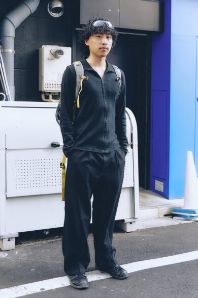 【20代スナップ@渋谷】モードな雰囲気の中にアウトドアブランドの“野暮ったさ”をイン