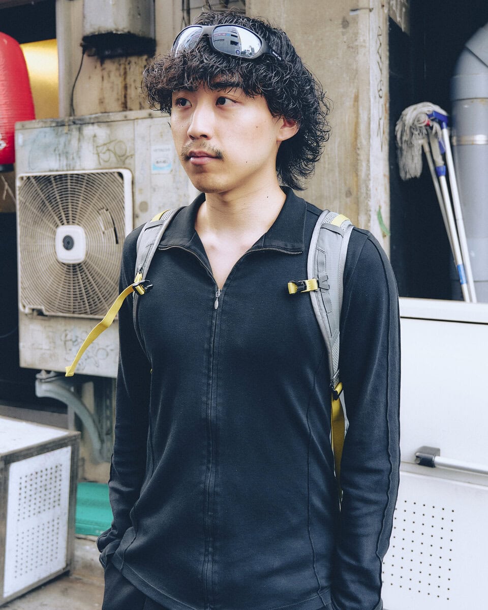 【20代スナップ@渋谷】モードな雰囲気の中にアウトドアブランドの“野暮ったさ”をイン