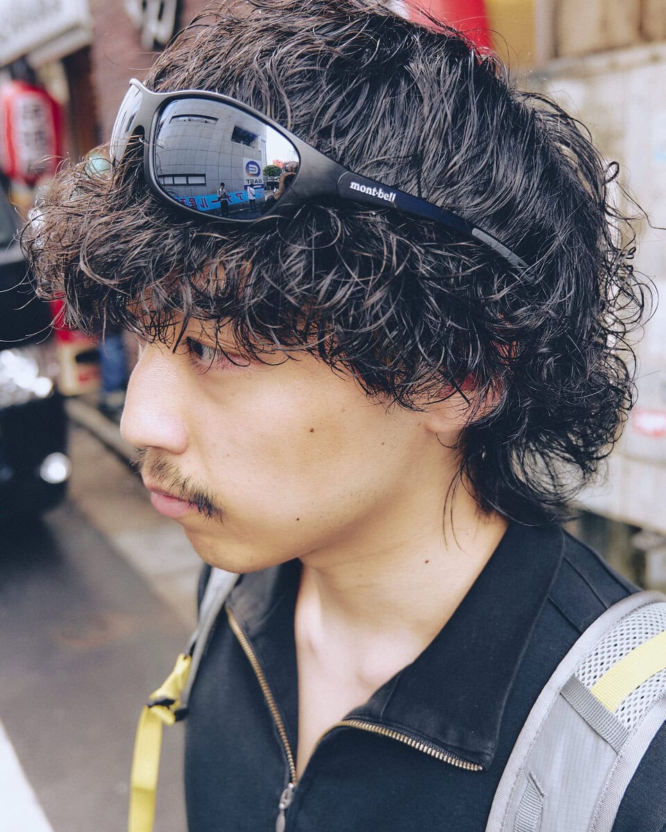 【20代スナップ@渋谷】モードな雰囲気の中にアウトドアブランドの“野暮ったさ”をイン