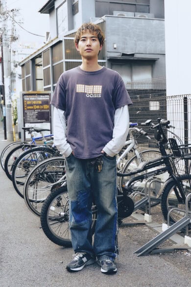 【20代スナップ@原宿】オアシスのヴィンテージTシャツをメインに据えたワントーンコーデ