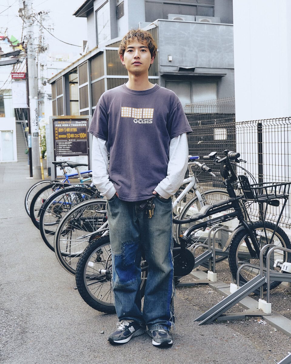 【20代スナップ@原宿】オアシスのヴィンテージTシャツをメインに据えたワントーンコーデ