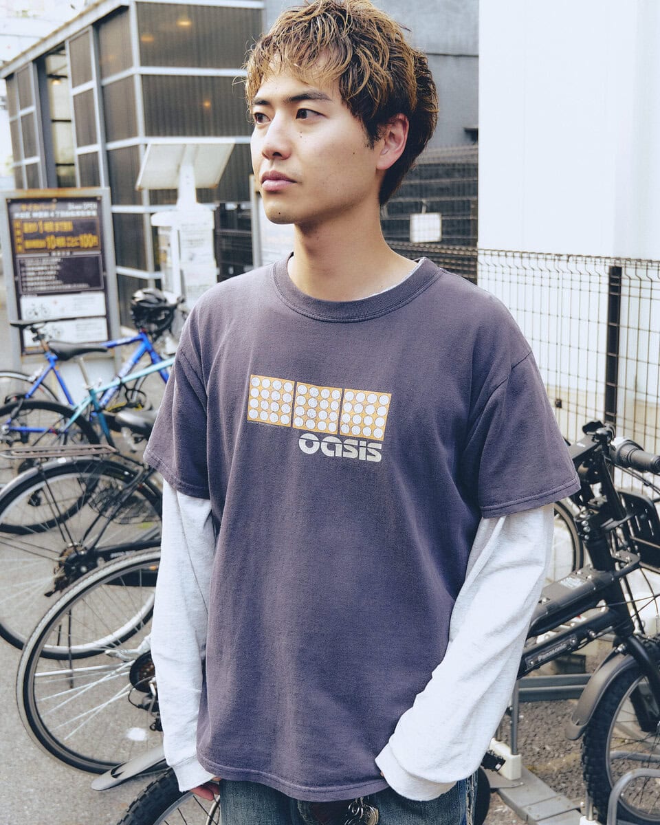 【20代スナップ@原宿】オアシスのヴィンテージTシャツをメインに据えたワントーンコーデ