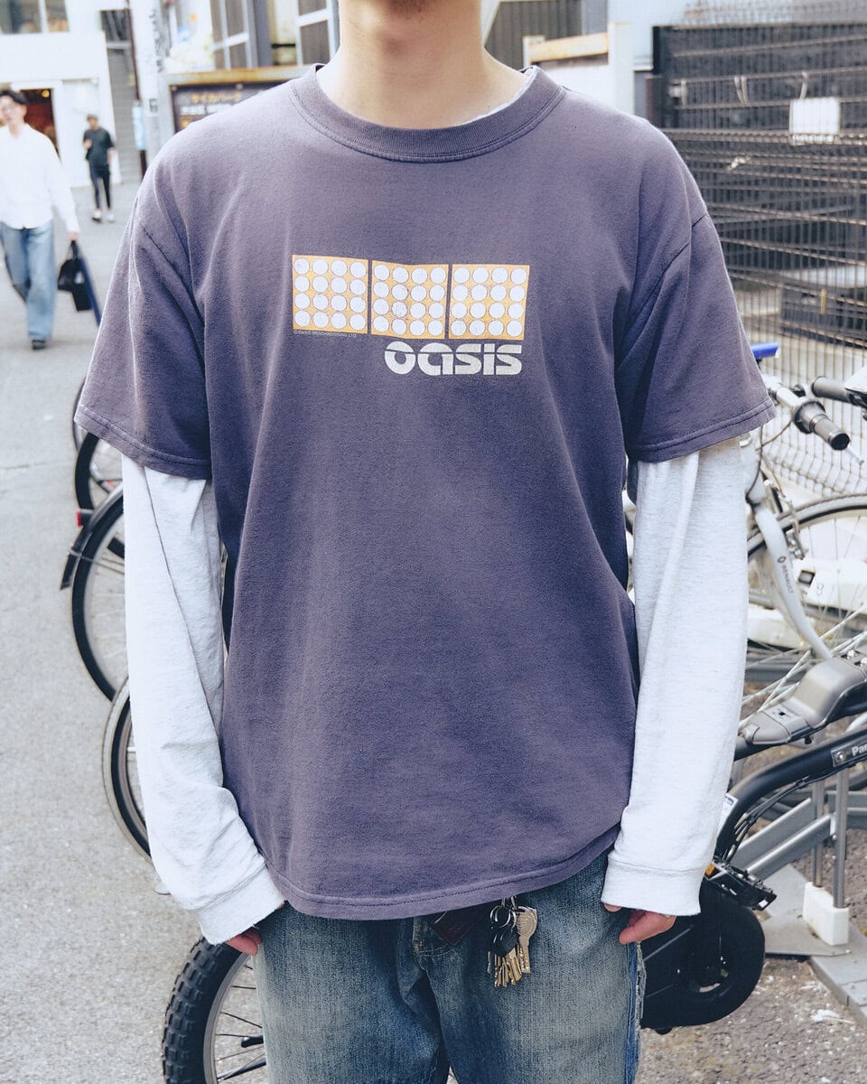 【20代スナップ@原宿】オアシスのヴィンテージTシャツをメインに据えたワントーンコーデ