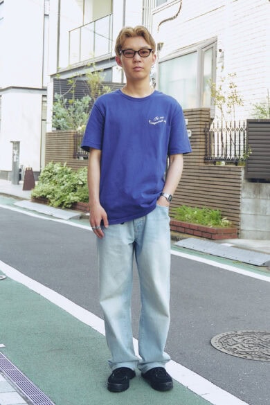 【20代スナップ＠原宿】髪色とTシャツの“明るさ”をシューズの黒で引き締め