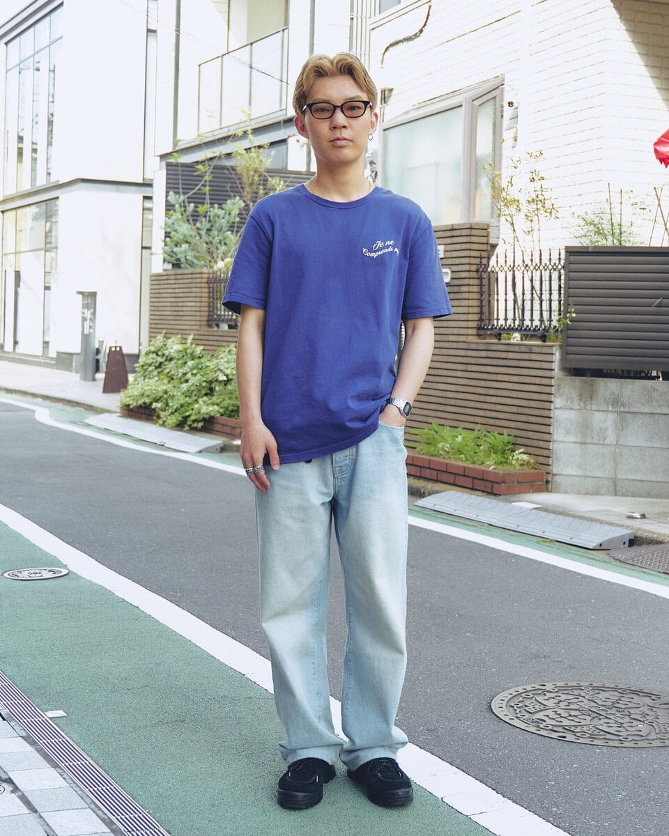 【20代スナップ@原宿】髪色とTシャツの“明るさ”をシューズの黒で引き締め