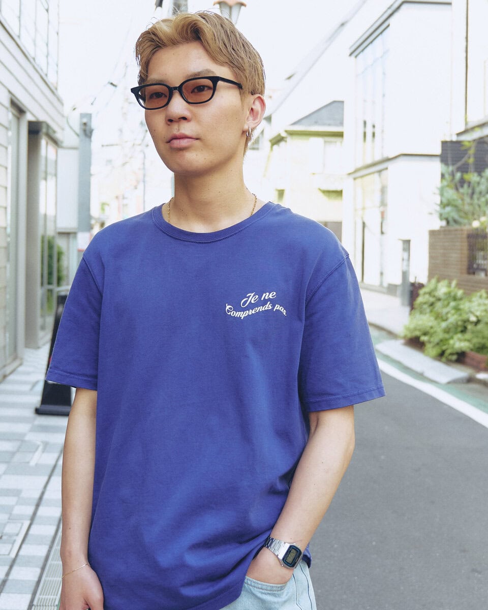 【20代スナップ@原宿】髪色とTシャツの“明るさ”をシューズの黒で引き締め