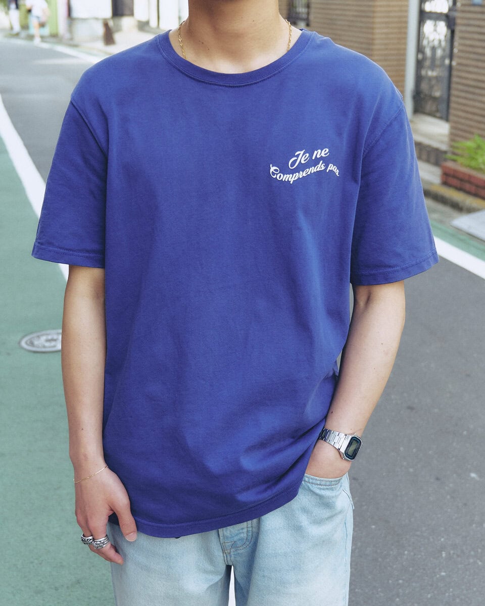 【20代スナップ@原宿】髪色とTシャツの“明るさ”をシューズの黒で引き締め
