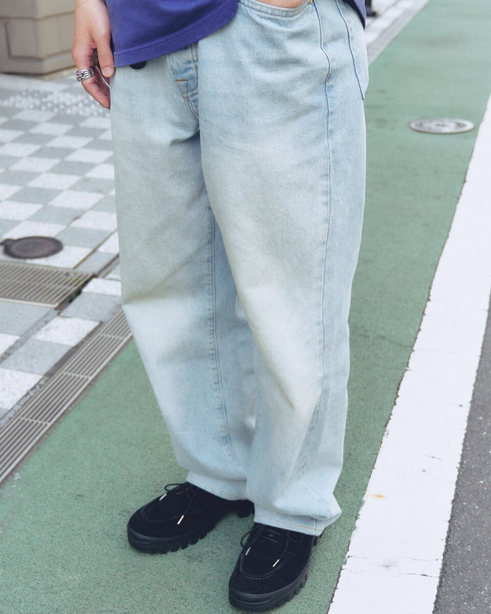 【20代スナップ@原宿】髪色とTシャツの“明るさ”をシューズの黒で引き締め