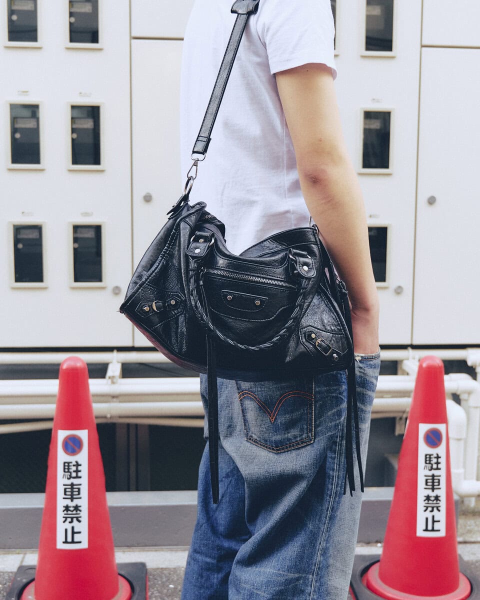 【20代スナップ＠原宿】“見せパン”のブランドロゴの見え具合が絶妙