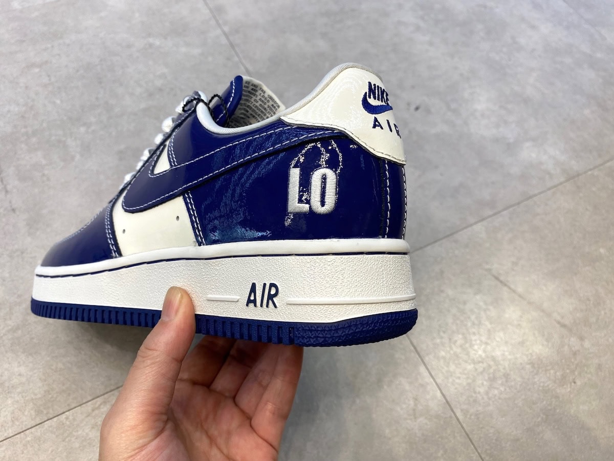 NIGO® × Nike(二ゴー × ナイキ)のエアフォース1 '01 ロー "ラストオージー2"