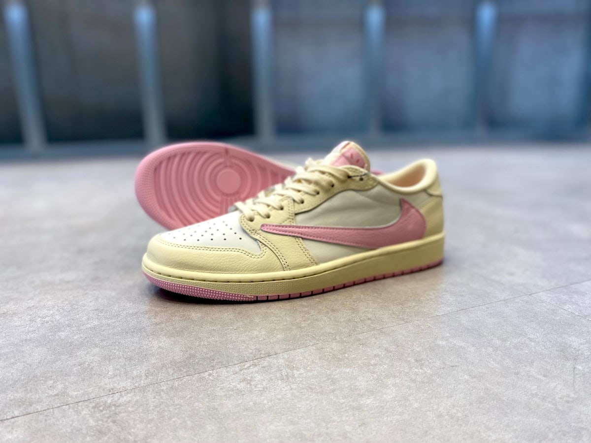 Travis Scott × Nike（トラヴィススコット × ナイキ）のエアジョーダン1 レトロ ロー OG "セイル/トロピカルピンク"