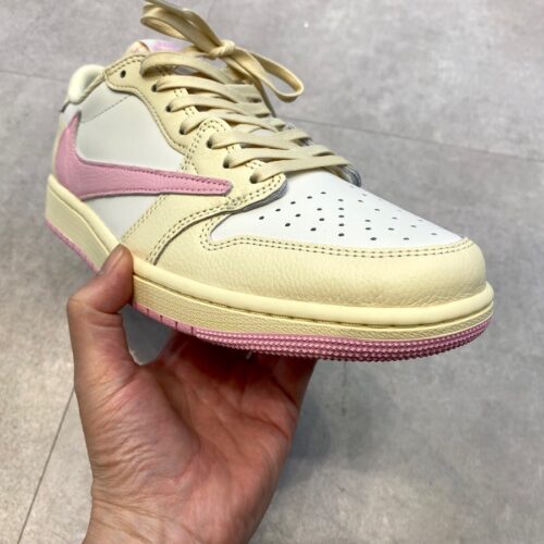 Travis Scott × Nike（トラヴィススコット × ナイキ）のエアジョーダン1 レトロ ロー OG 