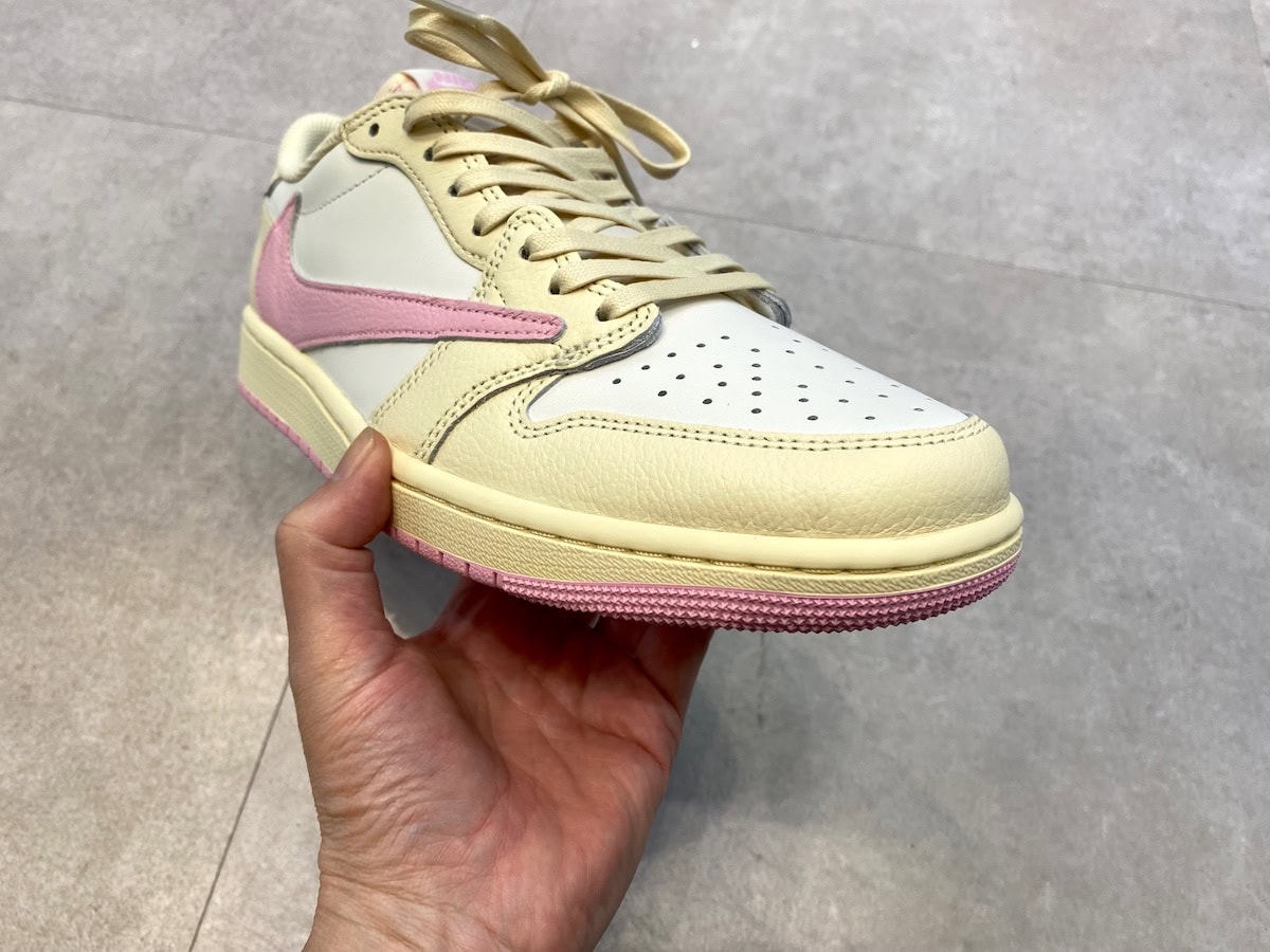 Travis Scott × Nike（トラヴィススコット × ナイキ）のエアジョーダン1 レトロ ロー OG "セイル/トロピカルピンク"