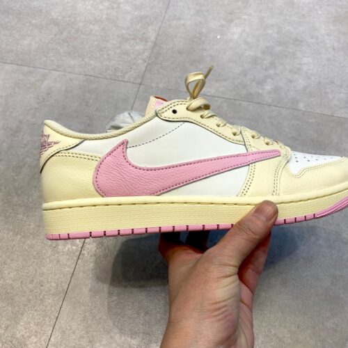 Travis Scott × Nike（トラヴィススコット × ナイキ）のエアジョーダン1 レトロ ロー OG 