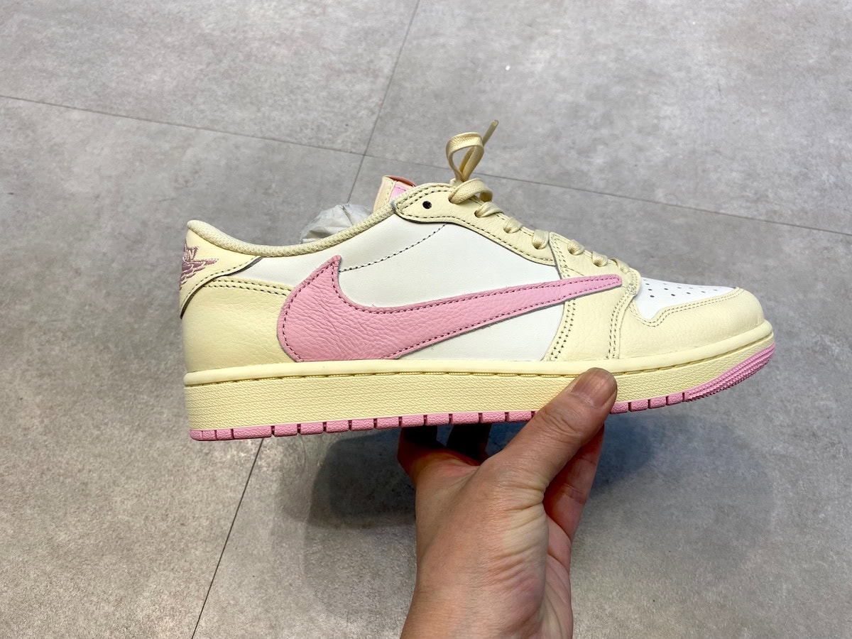 Travis Scott × Nike（トラヴィススコット × ナイキ）のエアジョーダン1 レトロ ロー OG "セイル/トロピカルピンク"