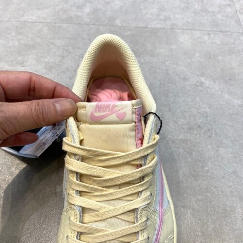 Travis Scott × Nike（トラヴィススコット × ナイキ）のエアジョーダン1 レトロ ロー OG 
