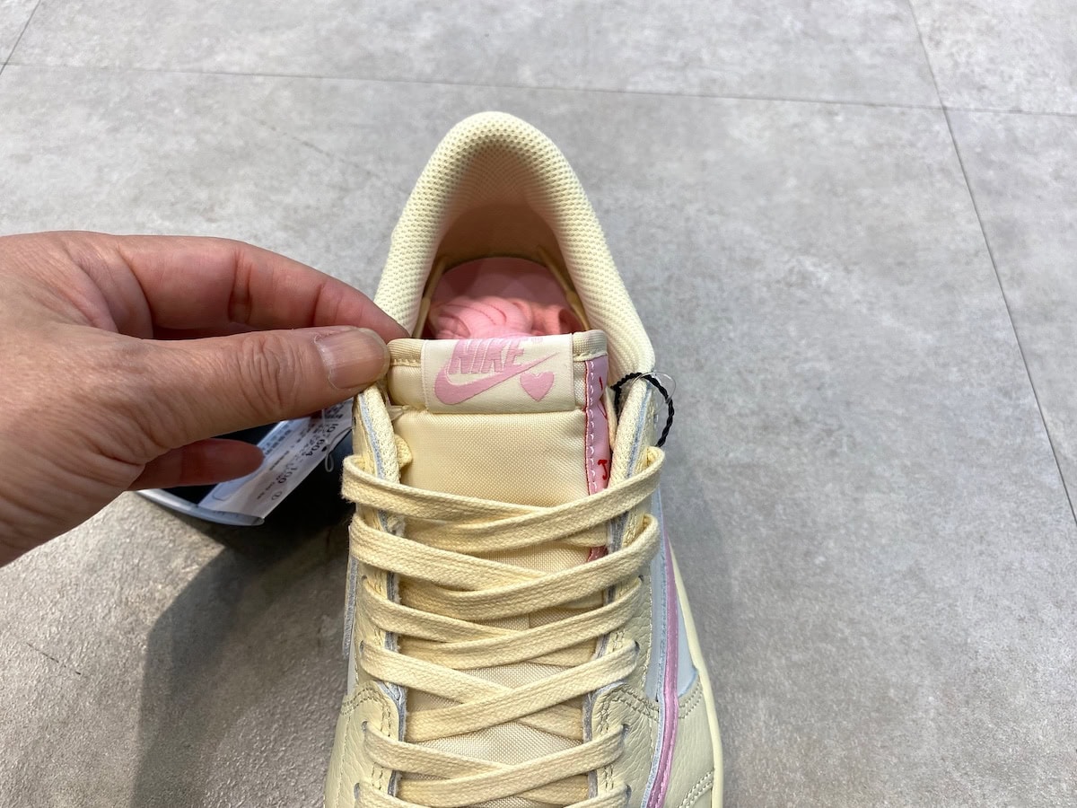 Travis Scott × Nike（トラヴィススコット × ナイキ）のエアジョーダン1 レトロ ロー OG "セイル/トロピカルピンク"