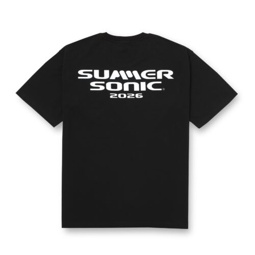フロントには、DIESELのクリエイティブのDNAを象徴する「Dance」「Illuminate」「Energy」「Smile」「Euphoria」「Love」といったワードをタイポグラフィで表現。バックには、アイコニックなSUMMER SONICのロゴを大胆に配置し、コラボレーションならではの存在感あるデザインに仕上げている。