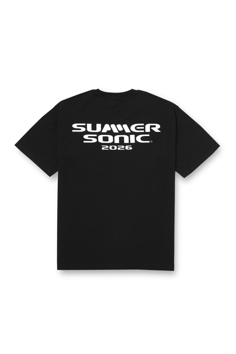 フロントには、DIESELのクリエイティブのDNAを象徴する「Dance」「Illuminate」「Energy」「Smile」「Euphoria」「Love」といったワードをタイポグラフィで表現。バックには、アイコニックなSUMMER SONICのロゴを大胆に配置し、コラボレーションならではの存在感あるデザインに仕上げている。