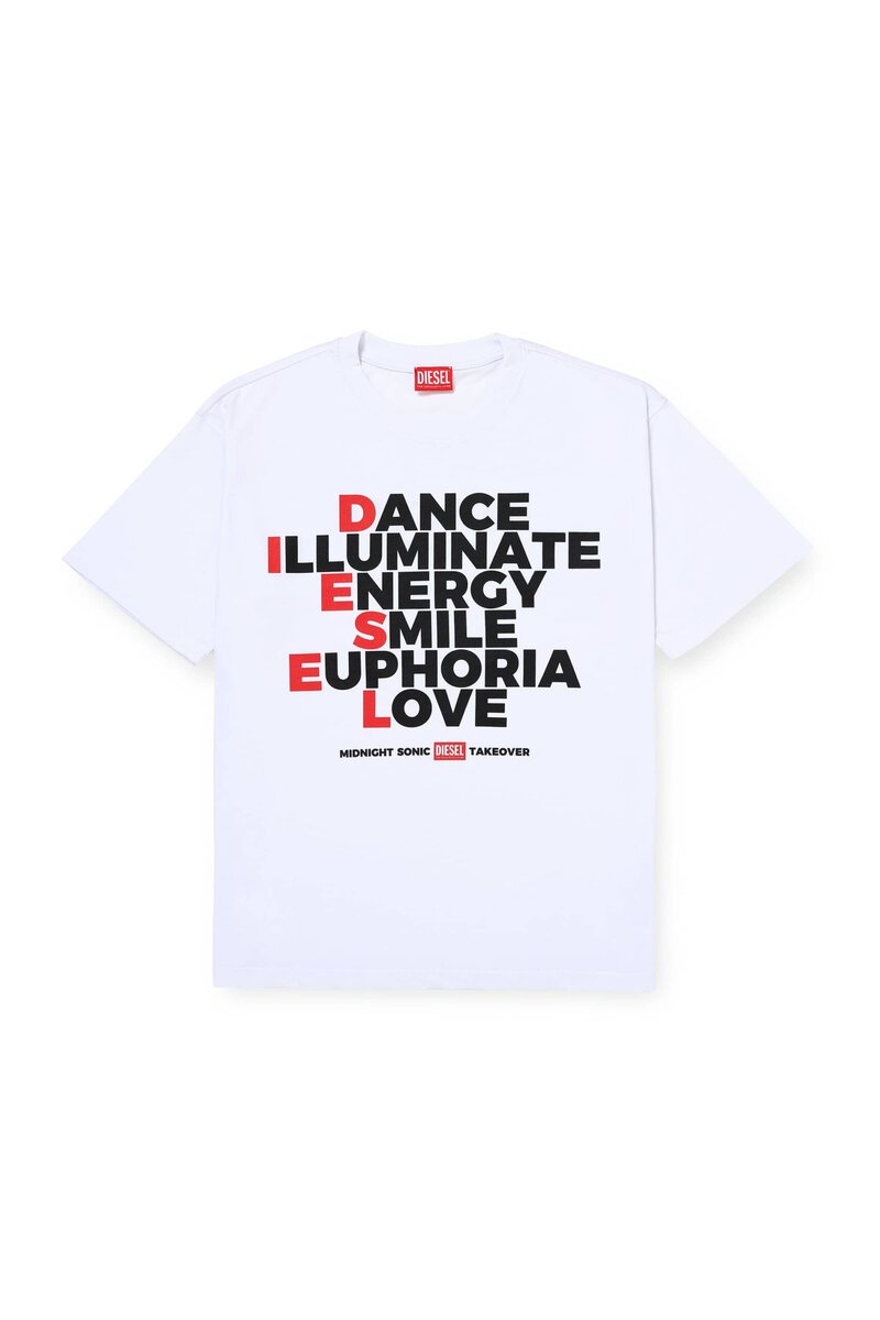スペシャルステージの開催を記念して、DIESEL初となるSUMMER SONICコラボレーションTシャツも限定発売。カラーはブラックとホワイトの2色展開。
