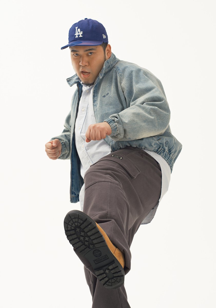 松井ケムリが着こなすノーティカのデニムハリントンジャケット