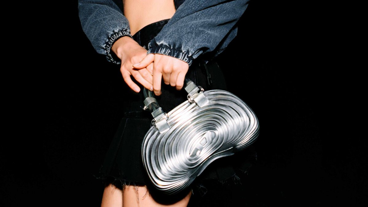 さらに今回のコレクションでは、新たにQuantum Dome Bag(クァンタム・ドームバッグ)が登場。既存のフットウェアラインを引き立てるようにデザインされ、同じ独自のデザイン言語と構造コードを踏襲することで、カテゴリーを超えた統一感のあるビジュアルアイデンティティを生み出している。