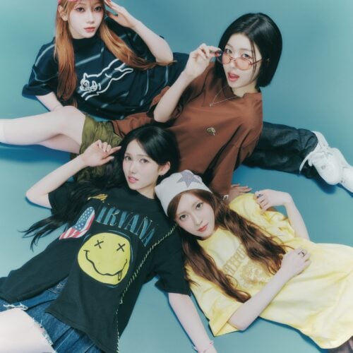 IS:SUEが着る、ストリートのグラフィックTシャツ