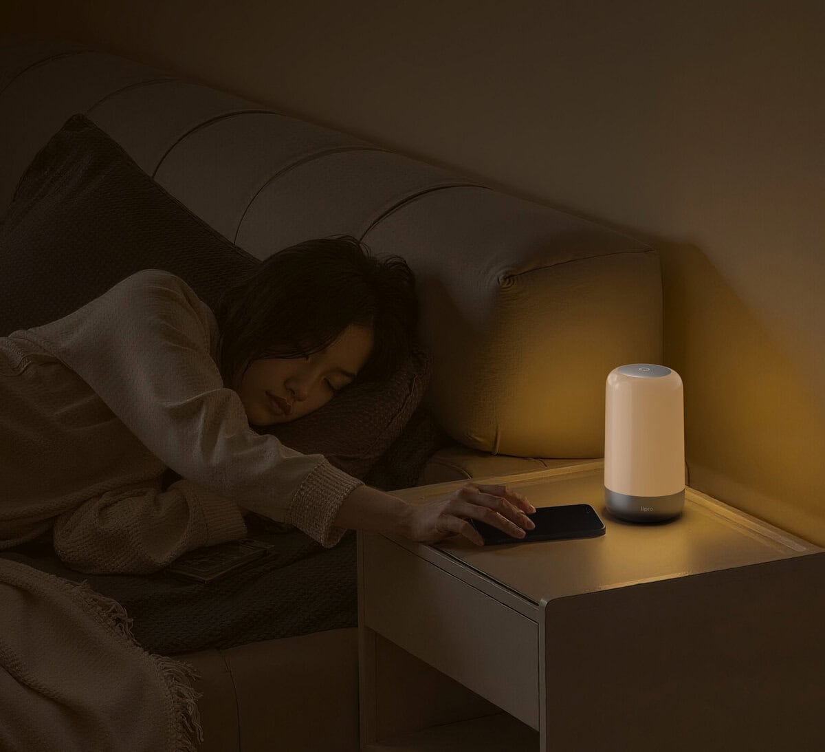 【睡眠の質を爆上げ】寝る前のスマホ時間がご褒美に変わる?スマートガジェット感覚で導入したい「lipro 太陽光スリープライト」