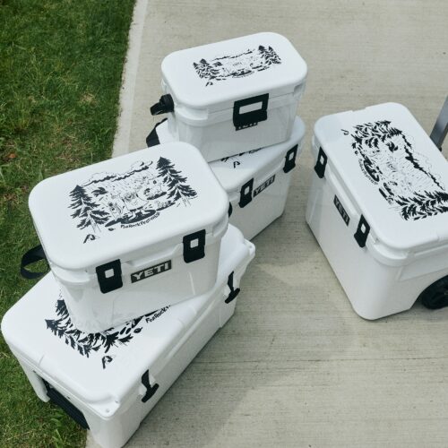 FUJI ROCK FESTIVAL ’26公式初のコラボレーションモデルとして登場するのが、YETI® × YUSUKE HANAI × FUJI ROCK FESTIVALによる特別仕様のクーラーボックス。