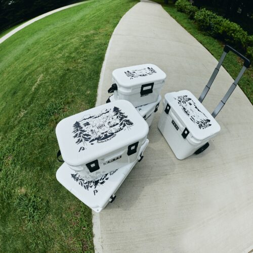 YETI®のブースはGREEN STAGE、PYRAMID GARDENエリアの2か所に展開。販売されるのは、FUJI ROCK FESTIVAL ’26公式コラボレーション商品となるクーラーボックスをはじめ、Rambler® ボトル、Rambler® ボトルスリングなど。いずれも会場限定の特別なラインナップとなっている。