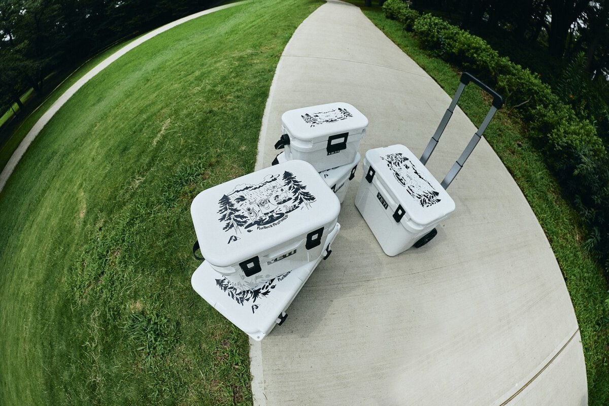 YETI®のブースはGREEN STAGE、PYRAMID GARDENエリアの2か所に展開。販売されるのは、FUJI ROCK FESTIVAL ’26公式コラボレーション商品となるクーラーボックスをはじめ、Rambler® ボトル、Rambler® ボトルスリングなど。いずれも会場限定の特別なラインナップとなっている。