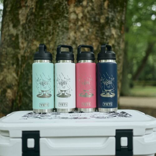 YETI® × YUSUKE HANAIコラボレーションとして、YUSUKE HANAIのアートワークを刻印した限定Rambler® ボトルもFUJI ROCK FESTIVAL ’26会場内のYETI®ブース限定で販売。