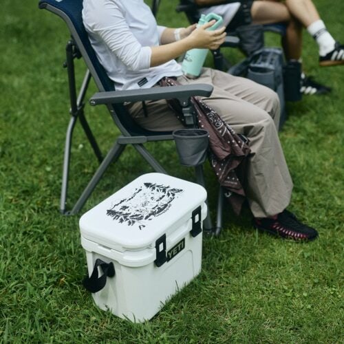 高い保冷・保温力とタフなステンレス構造を備えたRambler® ボトルは、フェス会場での水分補給はもちろん、日常やアウトドアでも長く使い続けられる一本となっている。