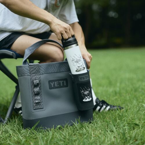 YETI®のタフなギアに、YUSUKE HANAIの温かくユーモラスなアートワーク、そしてFUJI ROCK FESTIVAL ’26の空気感が重なった今回のコレクション。会場で過ごした時間を、その日だけの思い出で終わらせず、日常やアウトドアでも使い続けられるアイテムとして持ち帰れるのが魅力だ。