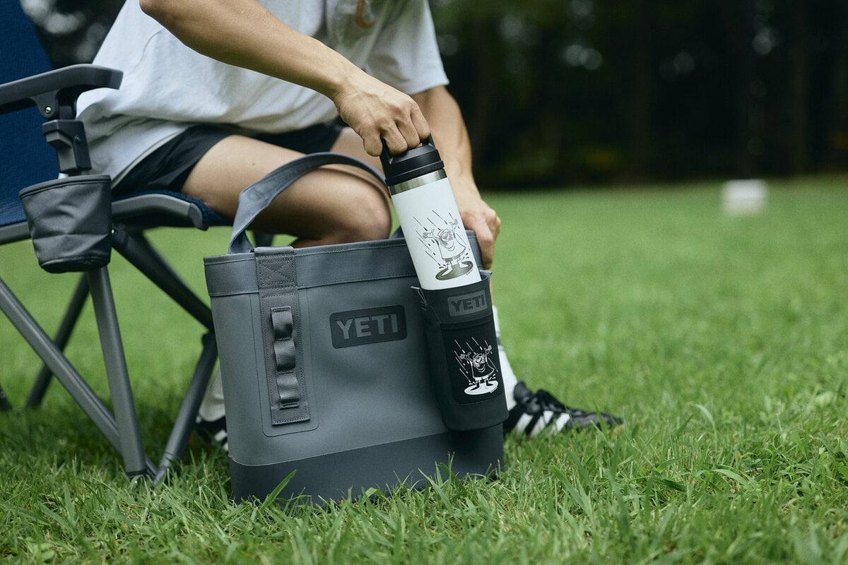 YETI®のタフなギアに、YUSUKE HANAIの温かくユーモラスなアートワーク、そしてFUJI ROCK FESTIVAL ’26の空気感が重なった今回のコレクション。会場で過ごした時間を、その日だけの思い出で終わらせず、日常やアウトドアでも使い続けられるアイテムとして持ち帰れるのが魅力だ。