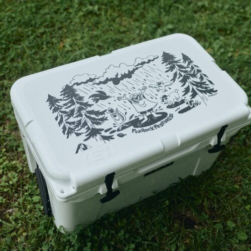 描き下ろしのアートワークで表現されたのは、FUJI ROCK FESTIVALならではの自然の中で過ごす楽しさ。森に囲まれ、足元の泥や水たまりも含めて、その場にある自然を楽しむこと。整えられた環境ではなく、自然の中に身を置くからこそ生まれる偶然や発見を、温かさとユーモアのあるタッチで描いている。