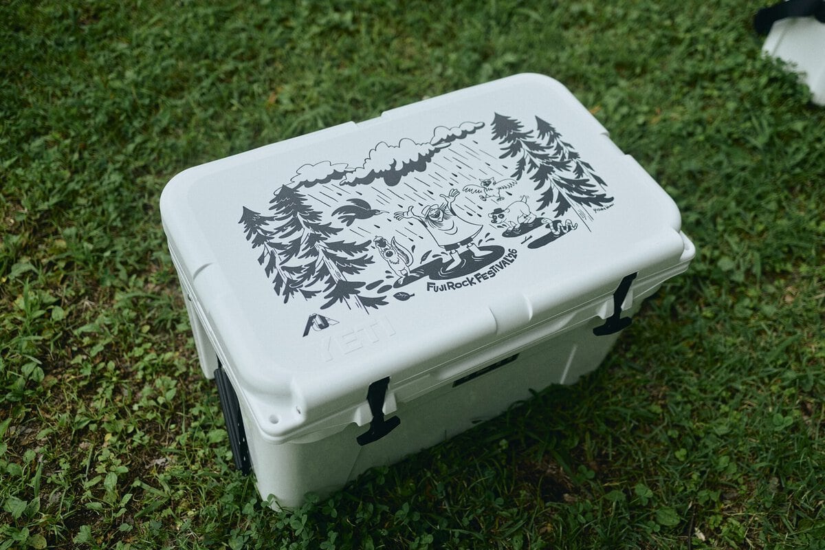 描き下ろしのアートワークで表現されたのは、FUJI ROCK FESTIVALならではの自然の中で過ごす楽しさ。森に囲まれ、足元の泥や水たまりも含めて、その場にある自然を楽しむこと。整えられた環境ではなく、自然の中に身を置くからこそ生まれる偶然や発見を、温かさとユーモアのあるタッチで描いている。