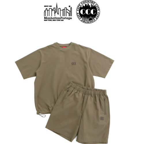 T-Shirts ¥12,980、Print Shorts ¥12,980
