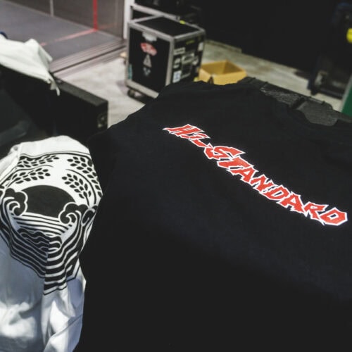Hi-STANDARDのスピリットとF-LAGSTUF-Fのボーダレスな感性が交差した今回のMERCH。ライブの熱気をそのまま日常へ持ち帰れる、ファン必見のアイテムとなっている。