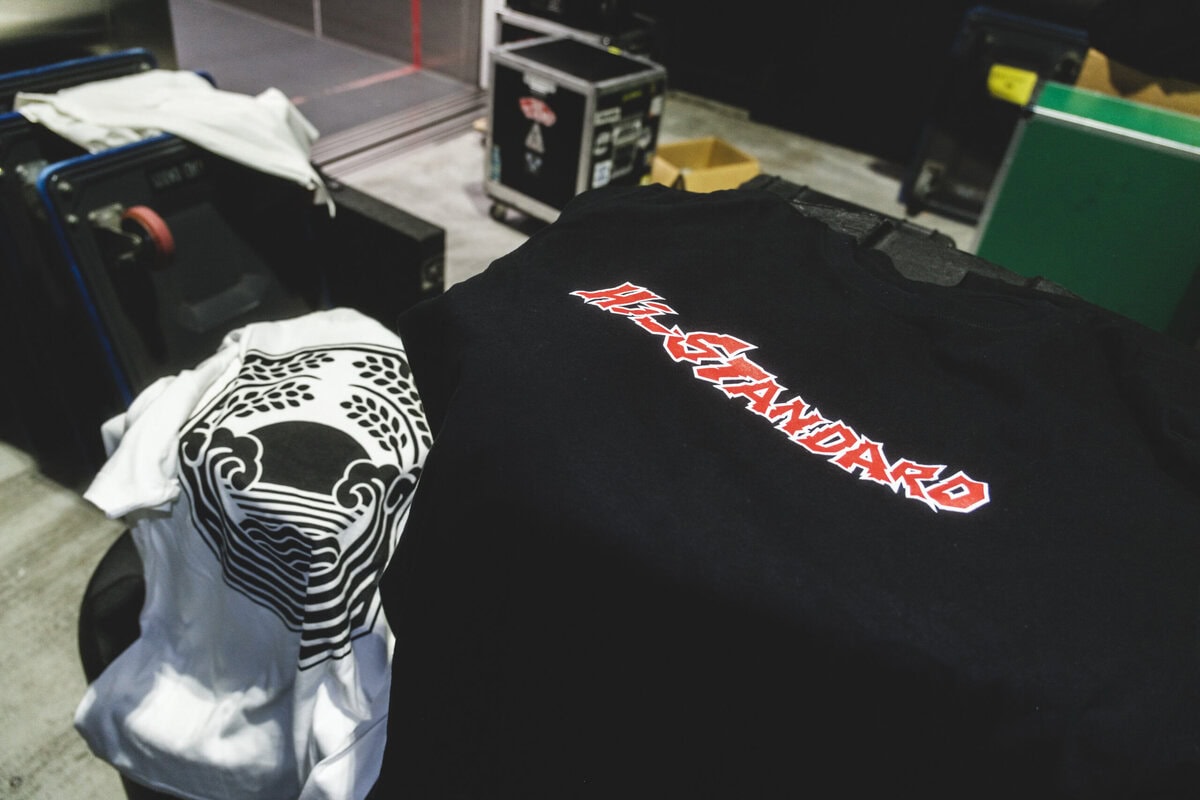 Hi-STANDARDのスピリットとF-LAGSTUF-Fのボーダレスな感性が交差した今回のMERCH。ライブの熱気をそのまま日常へ持ち帰れる、ファン必見のアイテムとなっている。