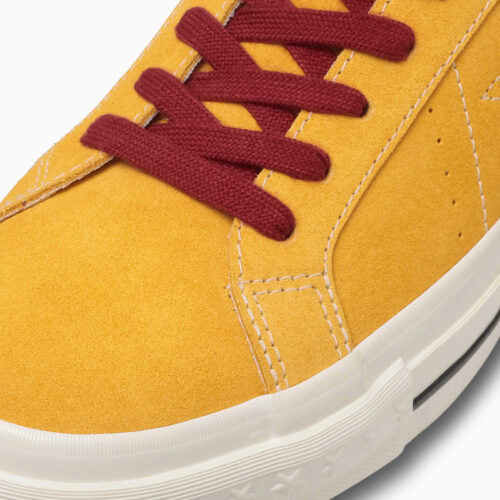 90年代らしいカラーリングとヴィンテージ感を現代のスタイルに落とし込んだ、新たな「ONE STAR」。定番モデルとはひと味違う存在感を楽しみたい人は、ぜひチェックしておきたい一足。