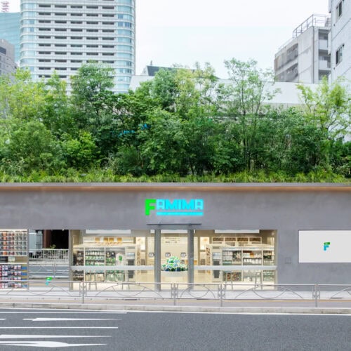 コンビニじゃないみたい!麻布台に現れた「屋上の森」と「立体サイン」