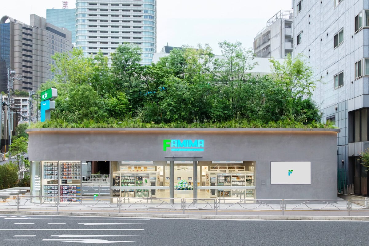 コンビニじゃないみたい!麻布台に現れた「屋上の森」と「立体サイン」